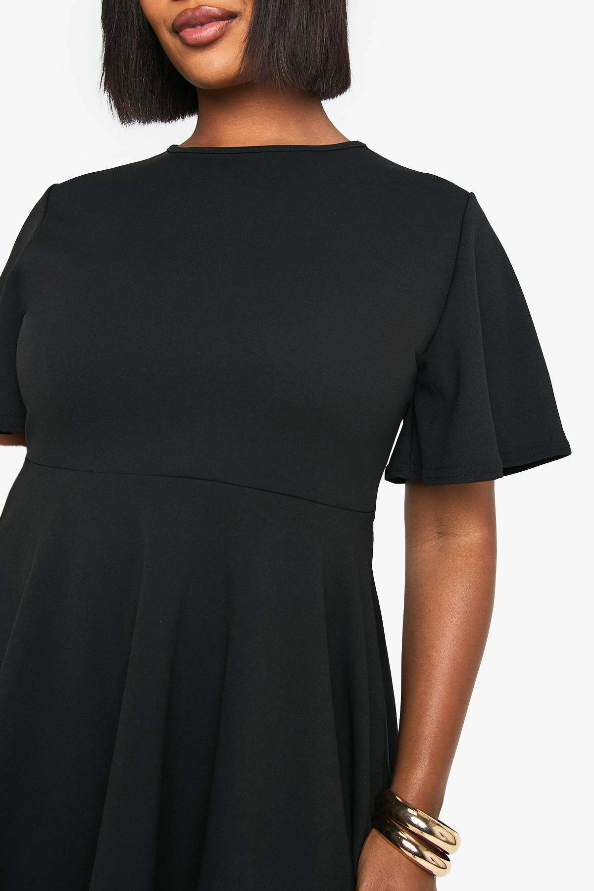 boohoo Robe patineuse Plus à manches d’ange plissées
