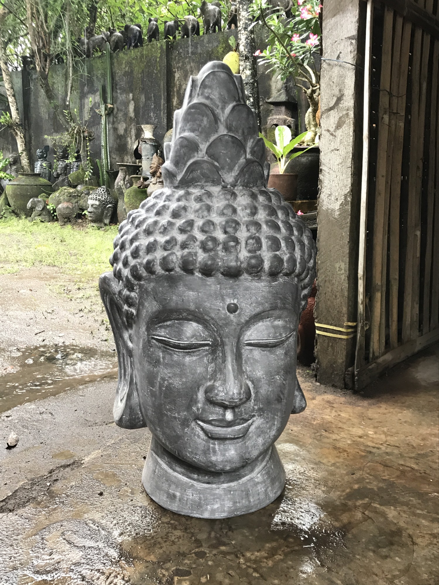 Buddhakopf Terrakotta, grau, H 76 cm, Ø 40 cm von fischer's lagerhaus