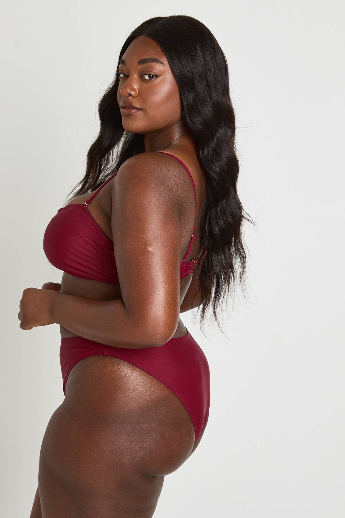 boohoo Bikini Grande Taille Haut Bandeau Et Bas Taille Haute Avec Ornements Dorés