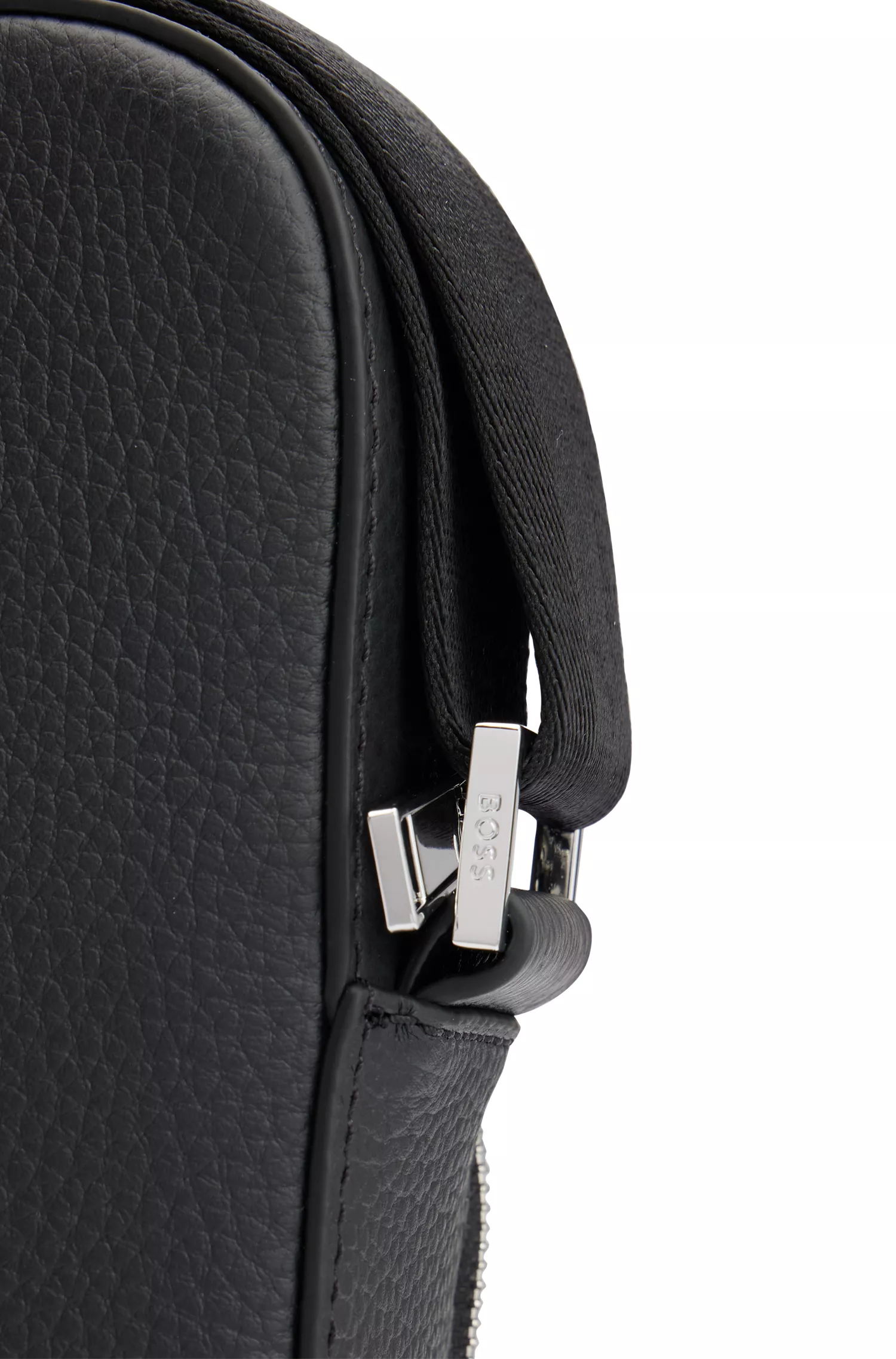 Bolsa BOSS Black-Reporter em couro italiano granulado com logotipo em relevo.