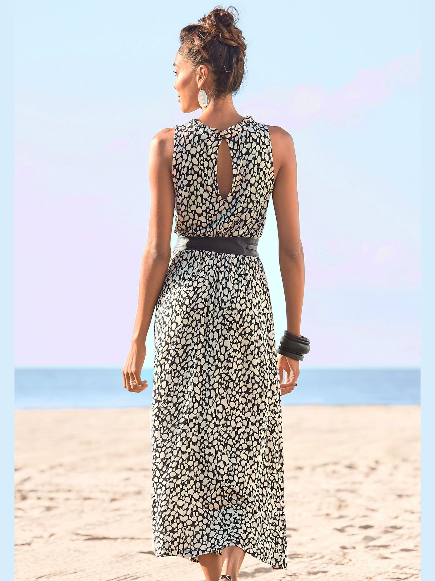 Robe en jersey encolure haute volantée