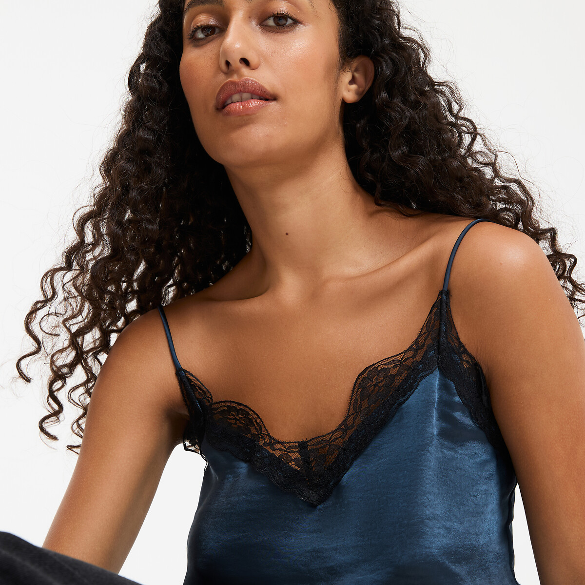 COLEÇÃO LA REDOUTE<br>Camisa de cetim com decote em V, detalhe em renda e alças finas.