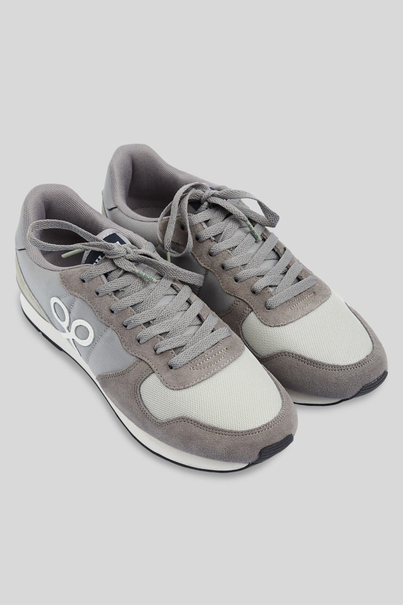 Tênis esportivo de corrida branco e cinza - Cinza