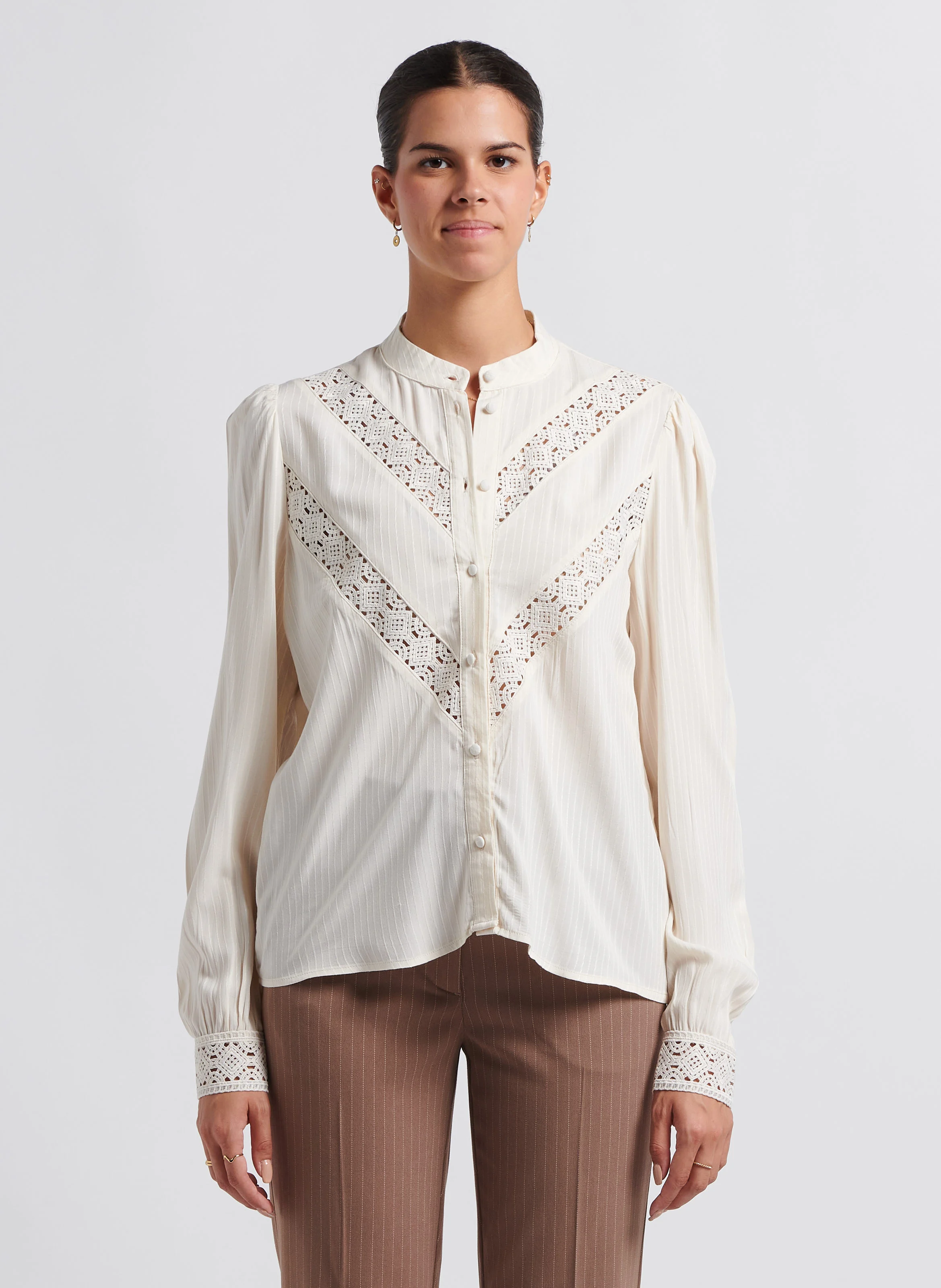 FLIRA - Blouse col rond à broderies ajourées| Beige