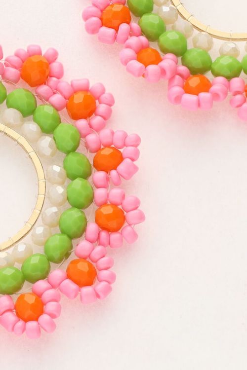 Statement oorhangers met roze bloemen