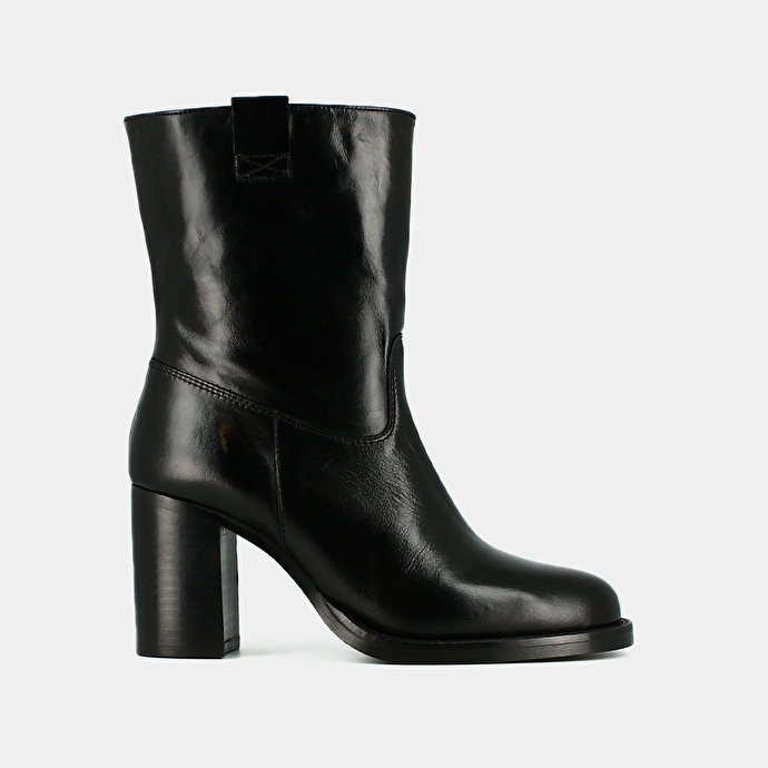 Bottines à talons et découpes  en cuir noir
