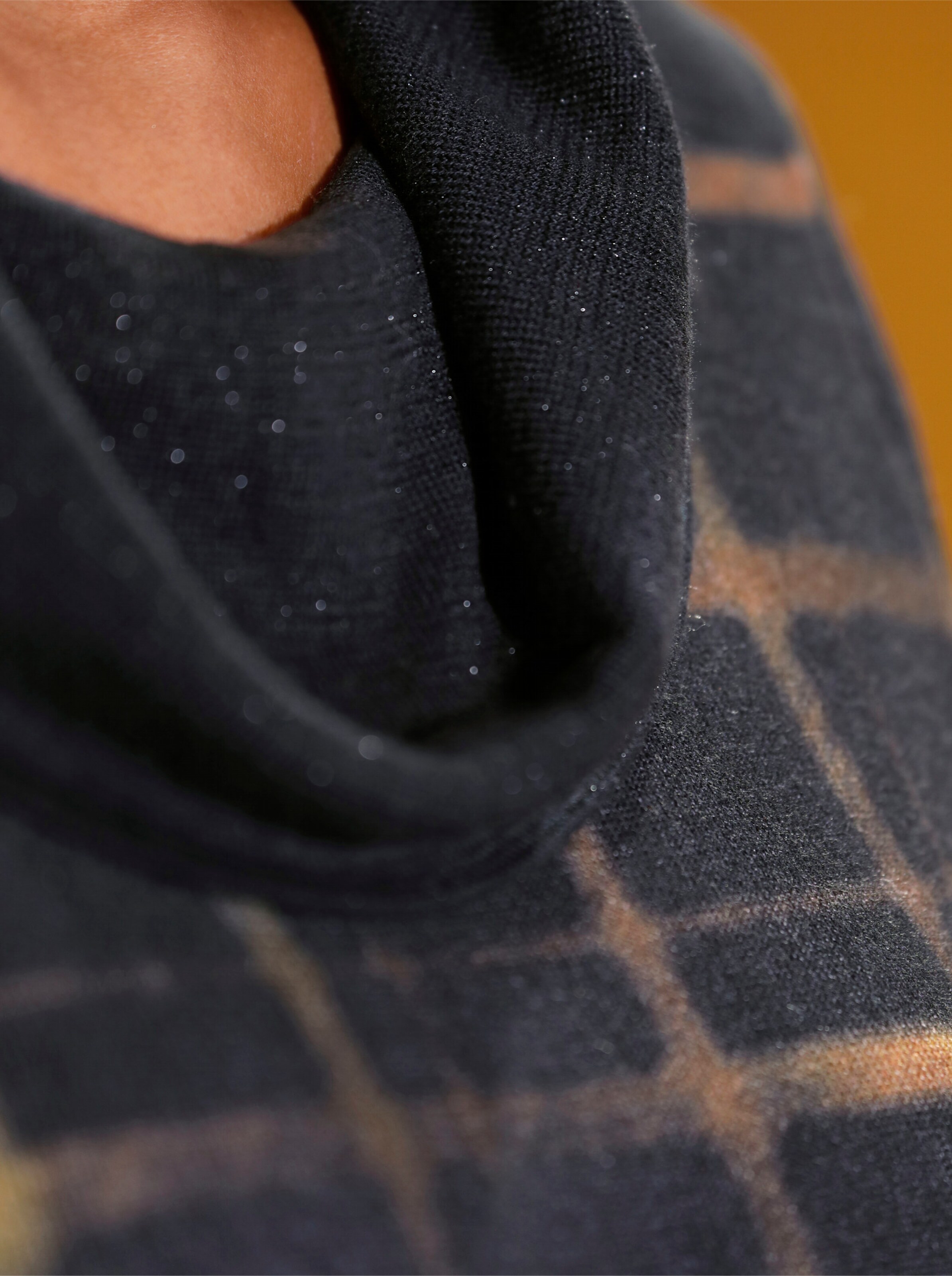 Druck-Pullover in schwarz-braun-bedruckt