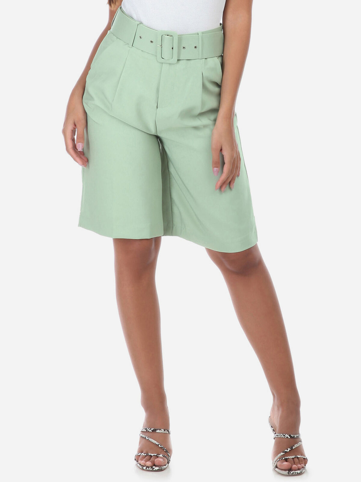Bermuda à pinces avec ceinture à boucle- Vert clair