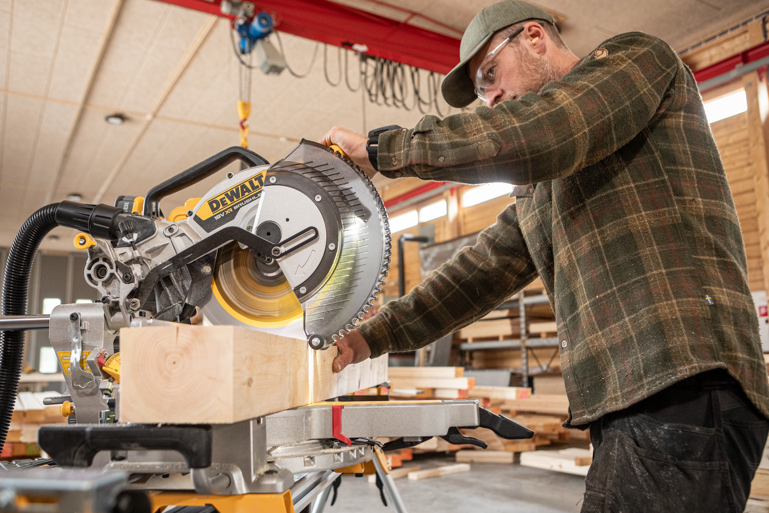 DeWALT DCS782XW2 Accu afkort-/verstekzaag 305mm met XPS 18V XR 8.0Ah
