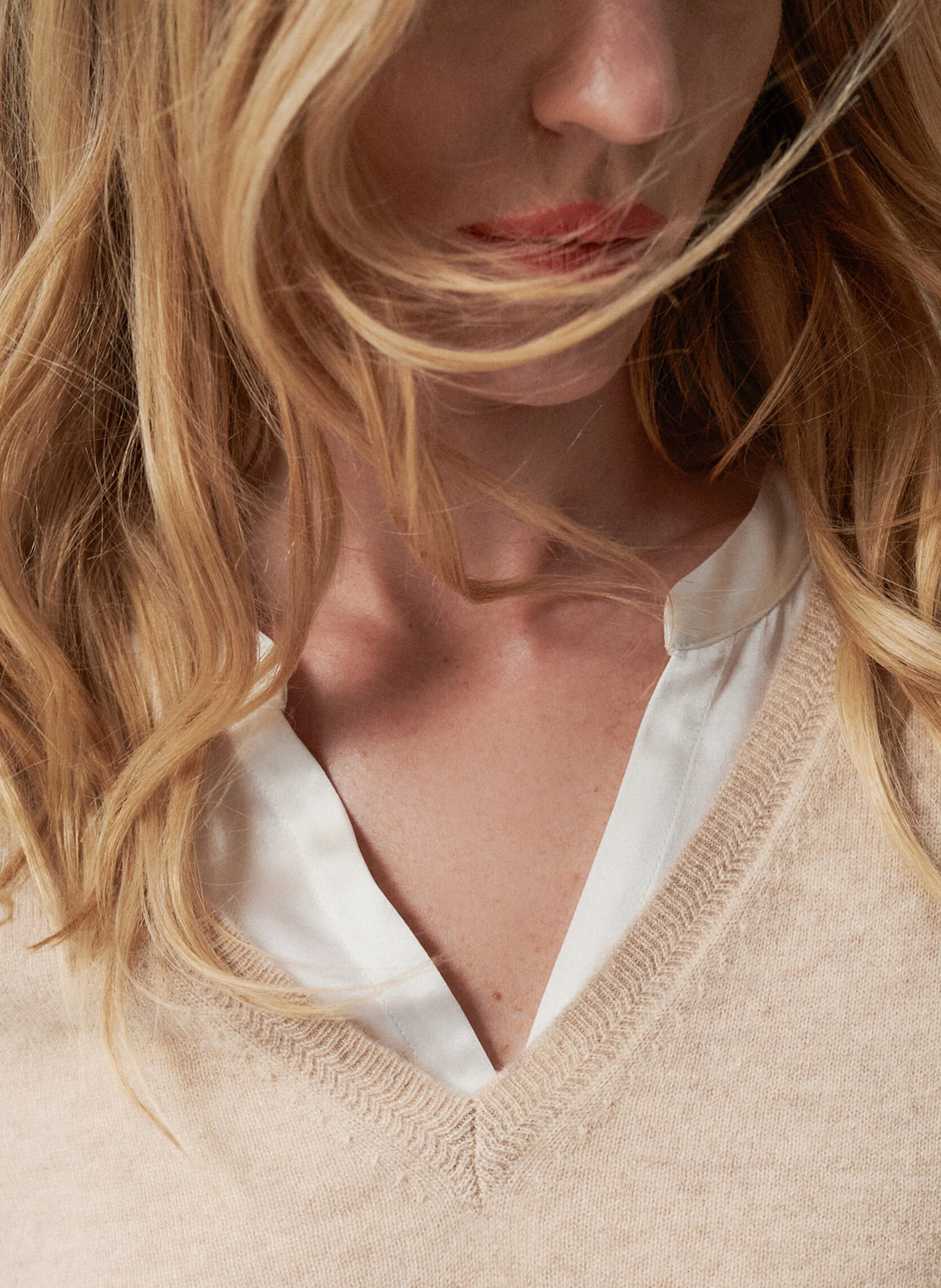 MARIANNE2 - Pull cintré col V en cachemire | Beige