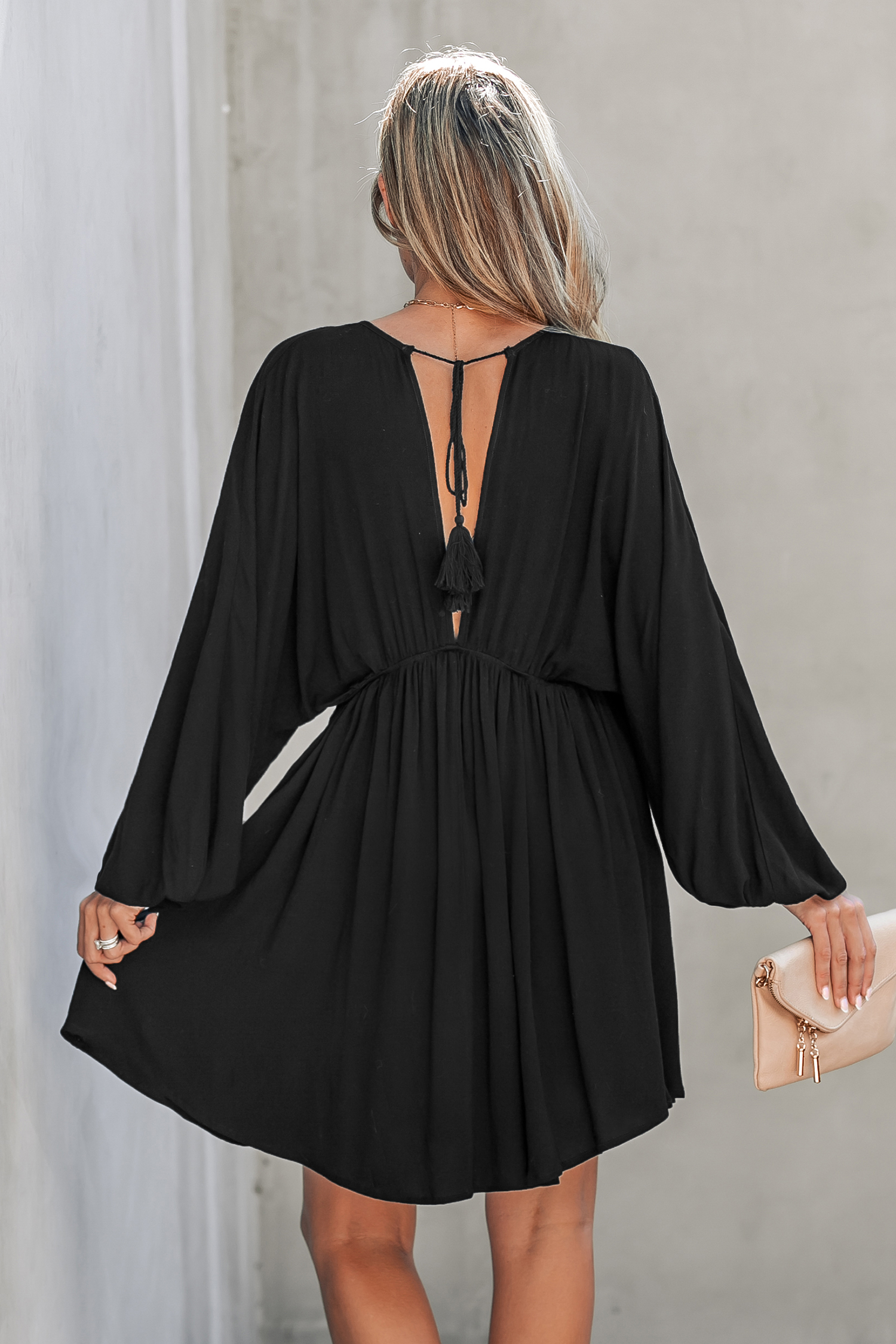 Robe mini fluide à glands noués et dos nu
