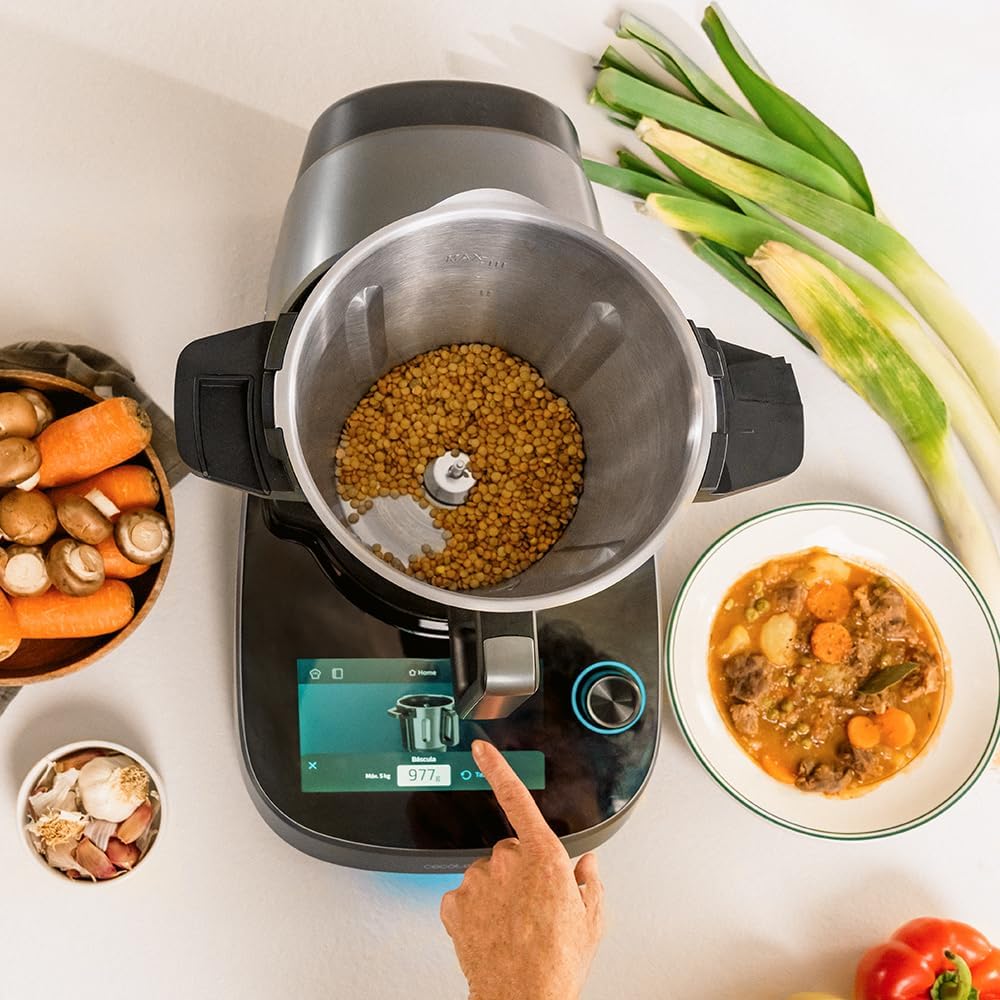 Cecotec Robot de Cuisine Multifonction avec Distributeur d'Aliments Mambo CooKing Total Gourmet. 2200 W, 45 Fonctions, Recettes Guidées, Récipient Unique 5L, Récipient Victory 5L, Accessoires : Cuisine et Maison