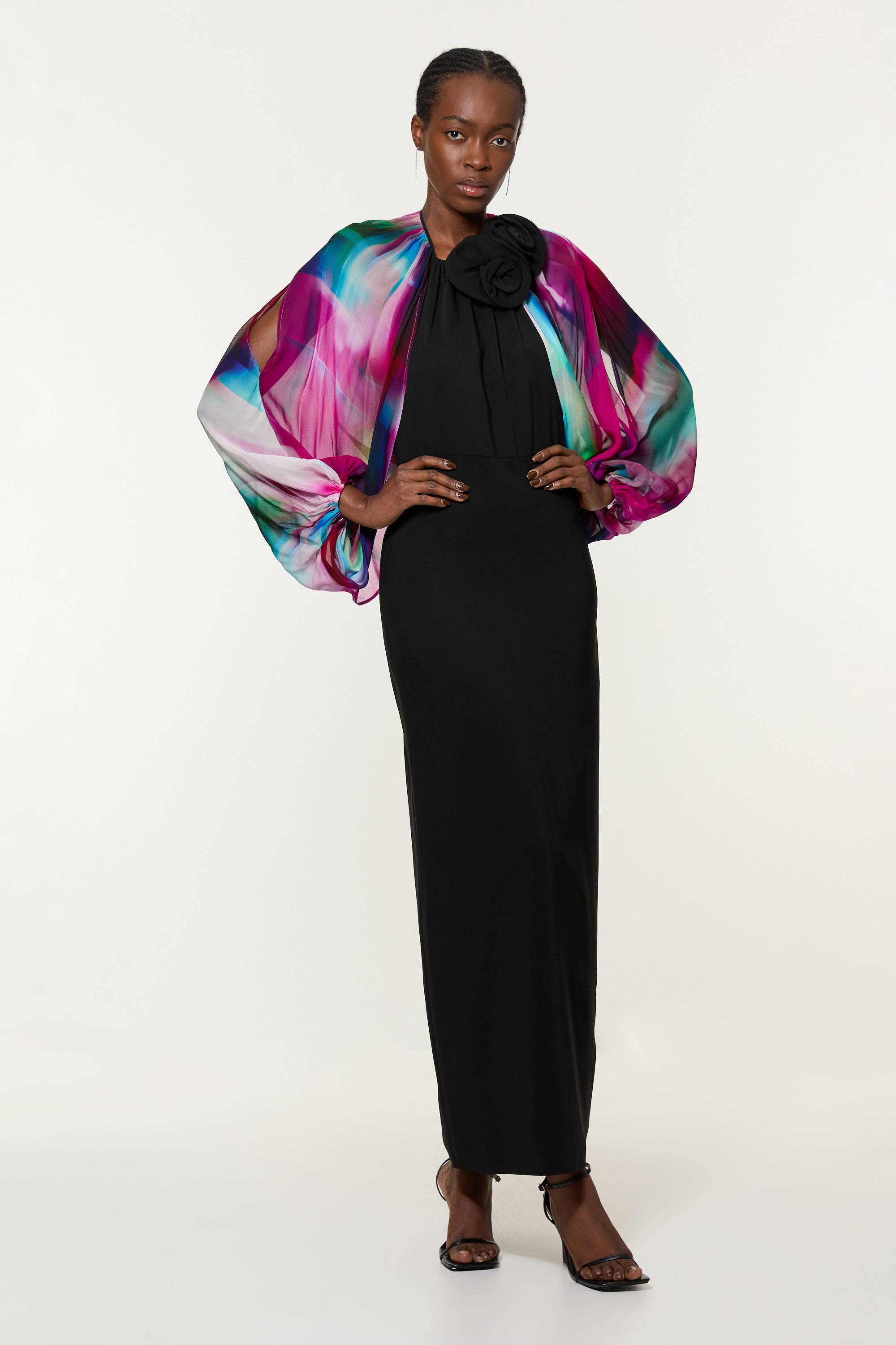 KarenMillen Robe Maxi Longue Imprimée Cady en Viscose avec Épaules Dévoilées et Dos Drapé en Georgette Viscose