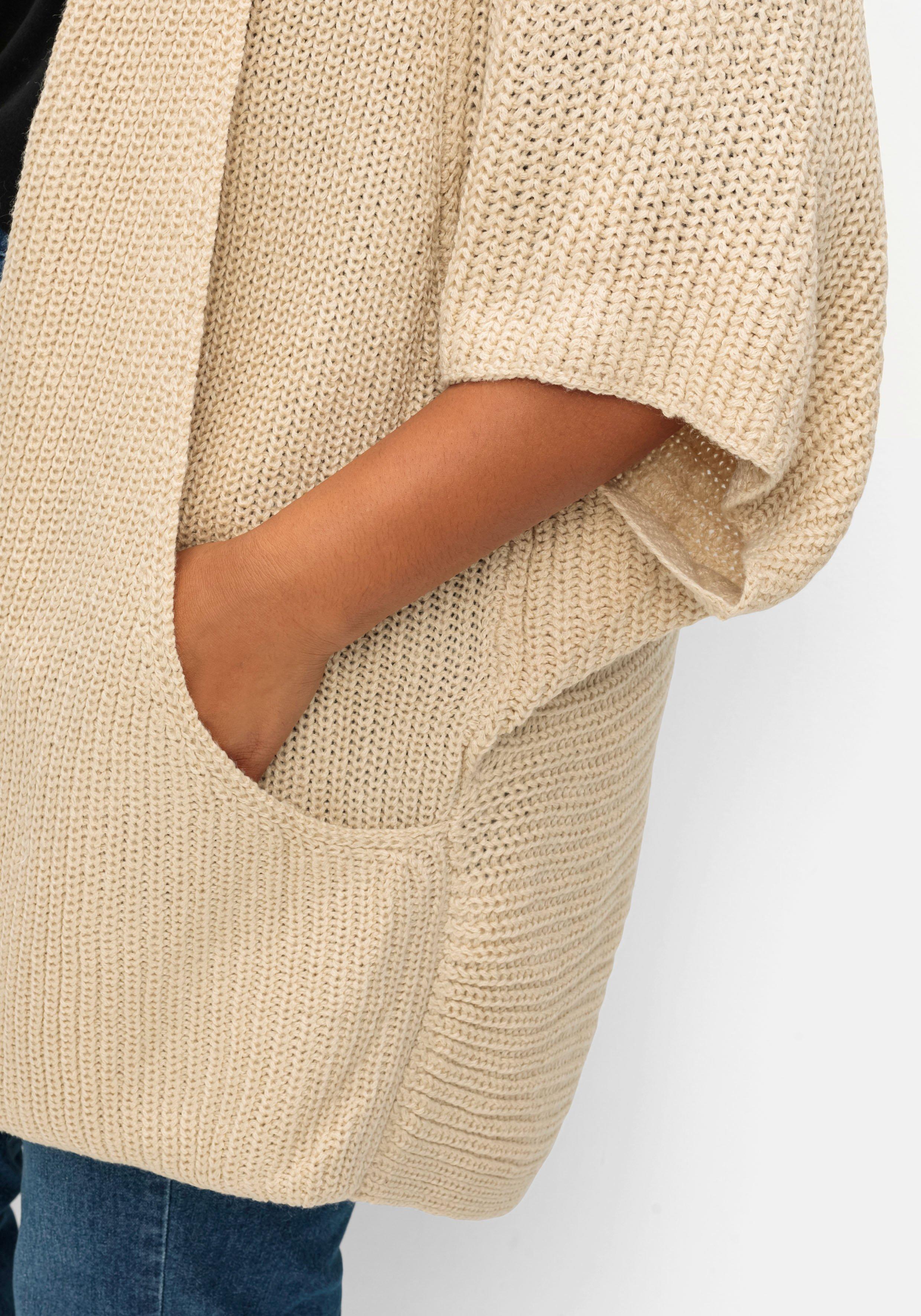 Strickjacke in offener Form, mit verkürztem Ärmel