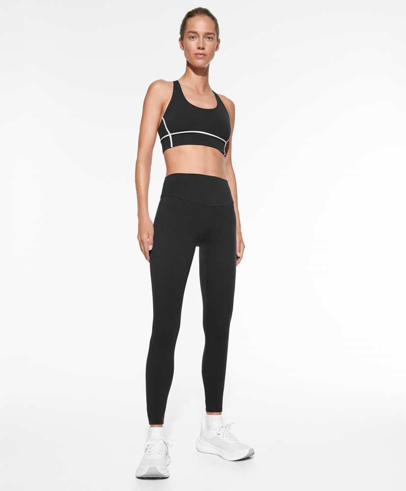 Sutiã esportivo com detalhes em viés e suporte médio para os seios.