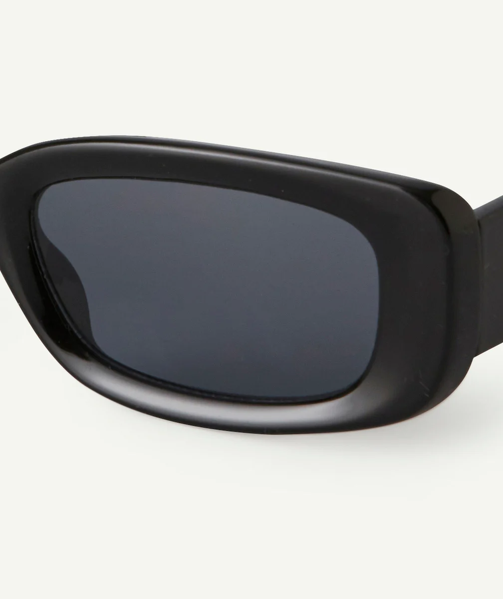 lunettes de soleil fille rectangulaires noires