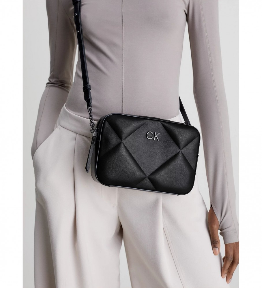 Bolsa transversal com aba acolchoada Calvin Klein preta