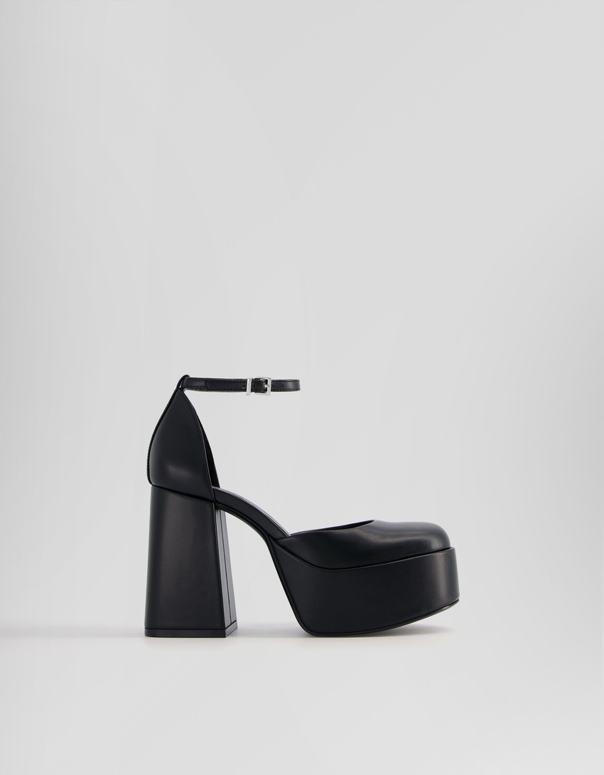 Sapatos de plataforma tamanho XL com salto alto e tira no tornozelo.