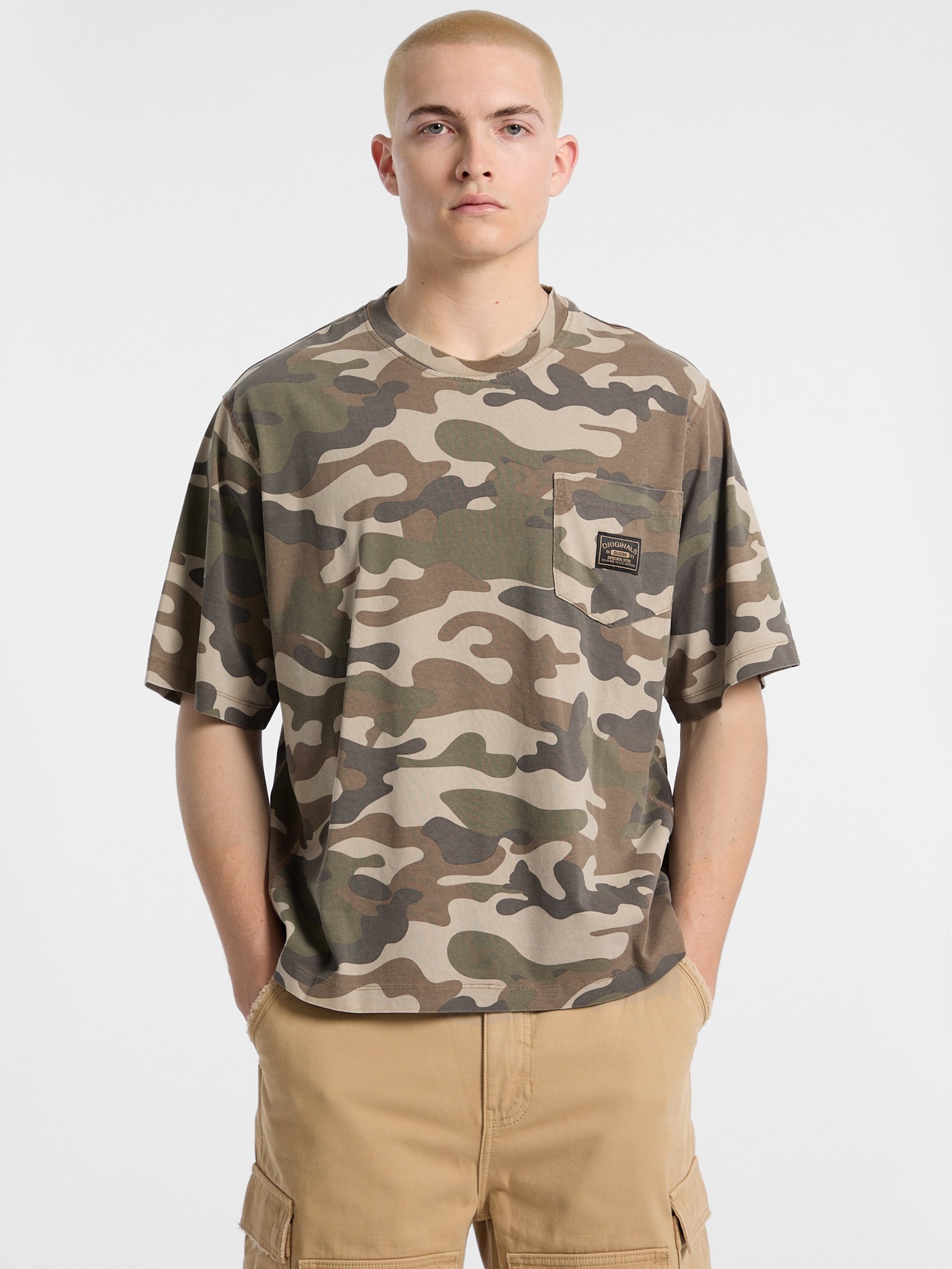 Camiseta GUESS Originals Eco Boxy Camo com Bolso