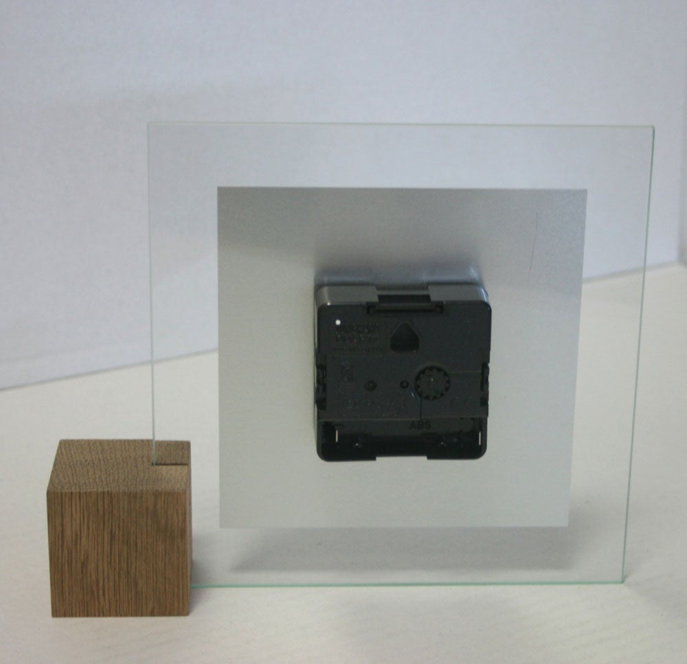 AMS 104 moderne tafelklok van hout, aluminium en glas