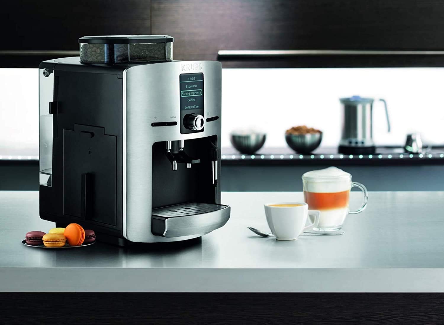 Krups Machine à café grain, 2 expressos simultanés, Ecran LCD, Cafetière espresso compacte, Nettoyage automatique, Buse vapeur pour Cappuccino, Essential noire YY8135FD, Noir