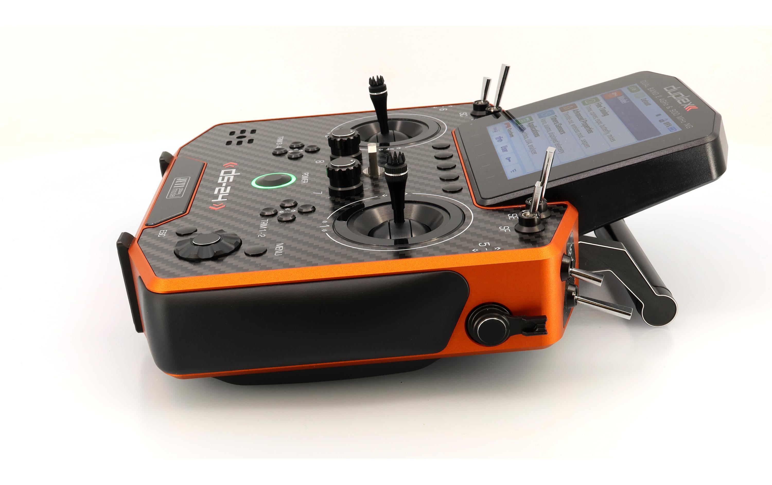 Fernsteuerung DS-24II Carbon Line Orange 24 Kanal, Duplex EX<br>Professioneller 24-Kanal-Sender mit Geber auf Rückseite und Carbon-Frontplatte
