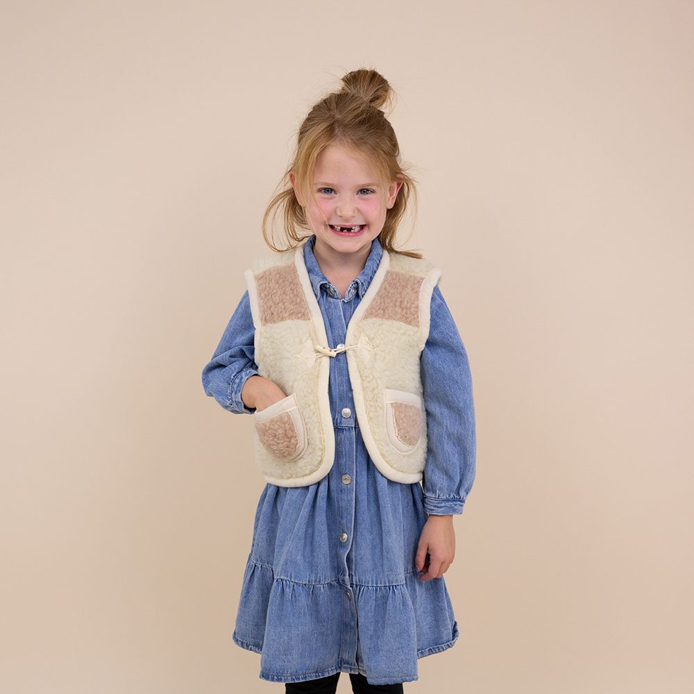 Moonrise kids wollen bodywarmer Danica beige met knoopje
