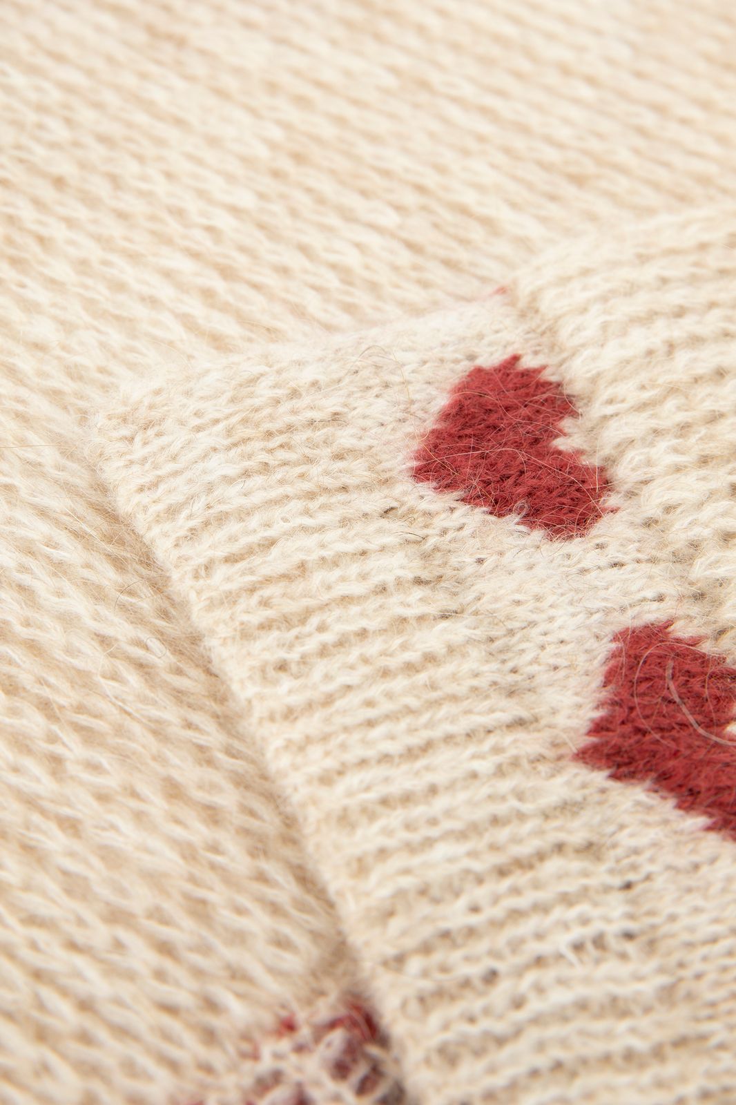 Beige gebreide wintersjaal met hartjes