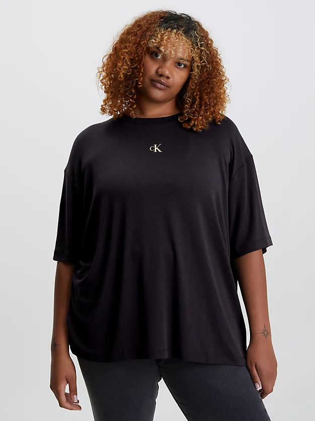 Camiseta oversized com logo nas costas