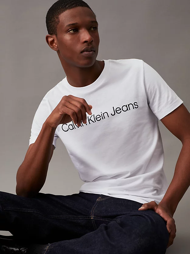 Camiseta de algodão orgânico de corte justo com logotipo.