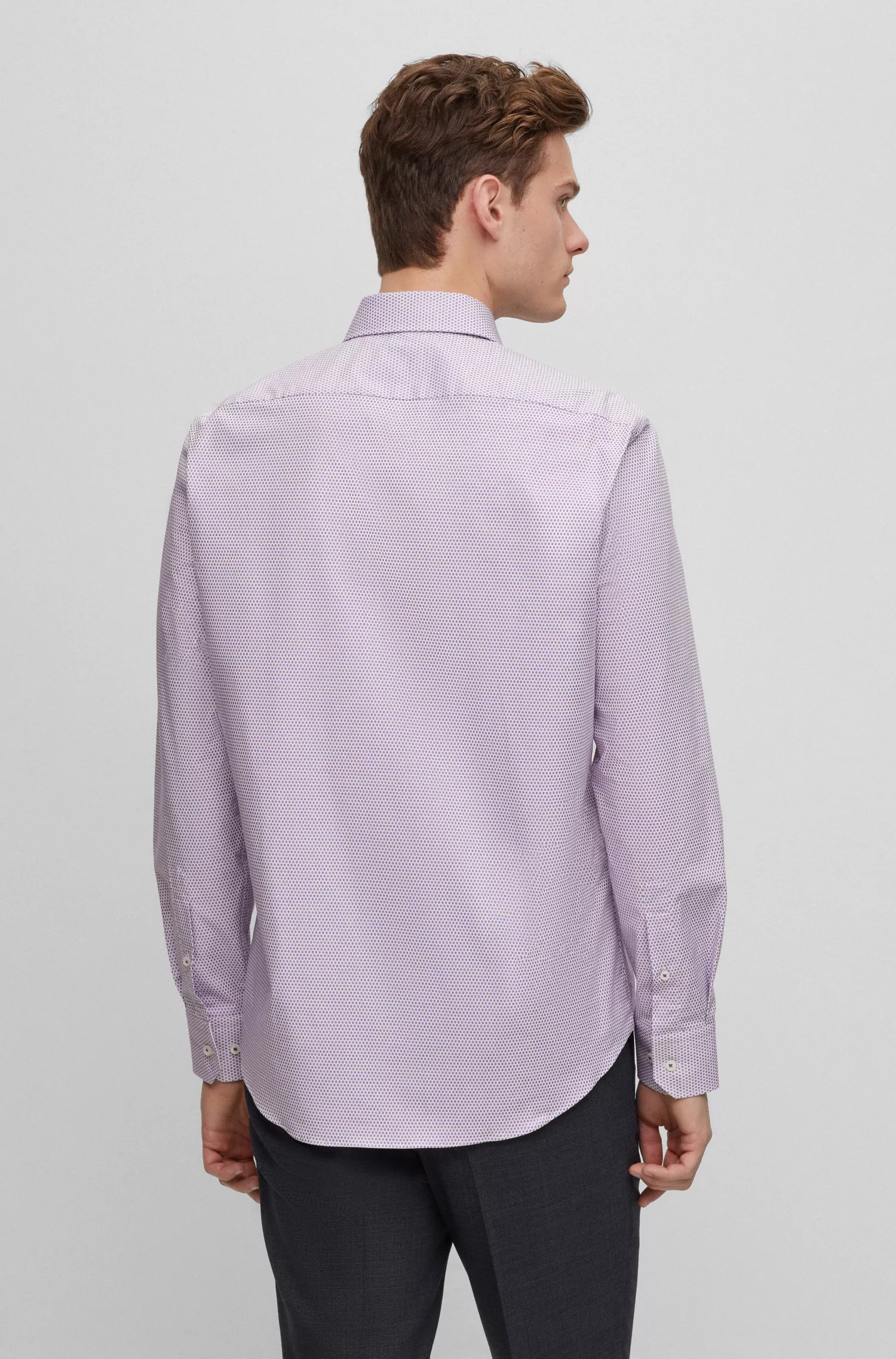 Camisa BOSS preta de corte regular em algodão estruturado com elastano.