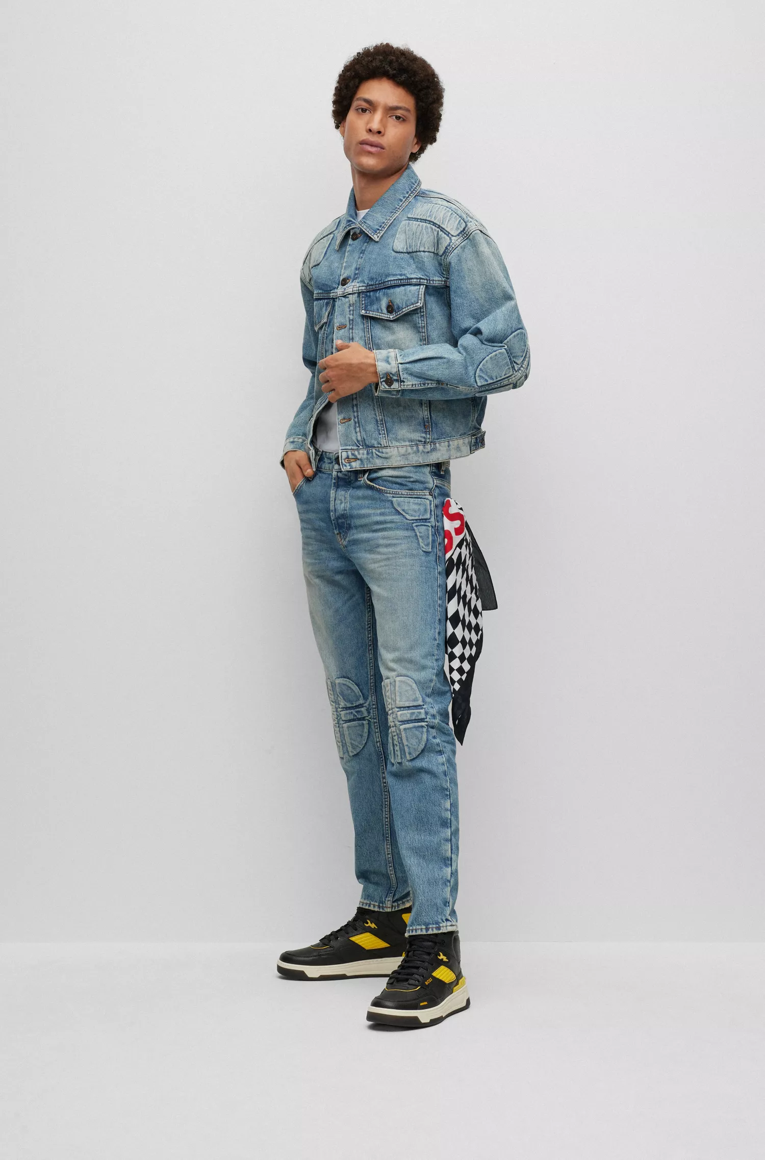 Calça jeans BOSS laranja, corte regular, estilo motociclista, em denim azul médio.
