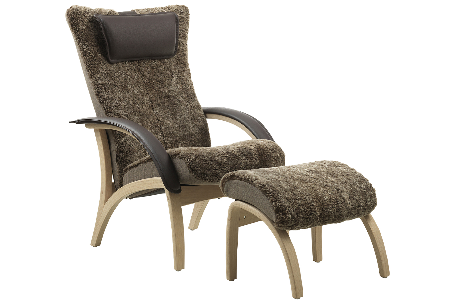 Delta Legend lenestol m/krakk I Fåreskinn Scandinavian brown og Classic choko med understell i hvitoljet eik. Med krakk