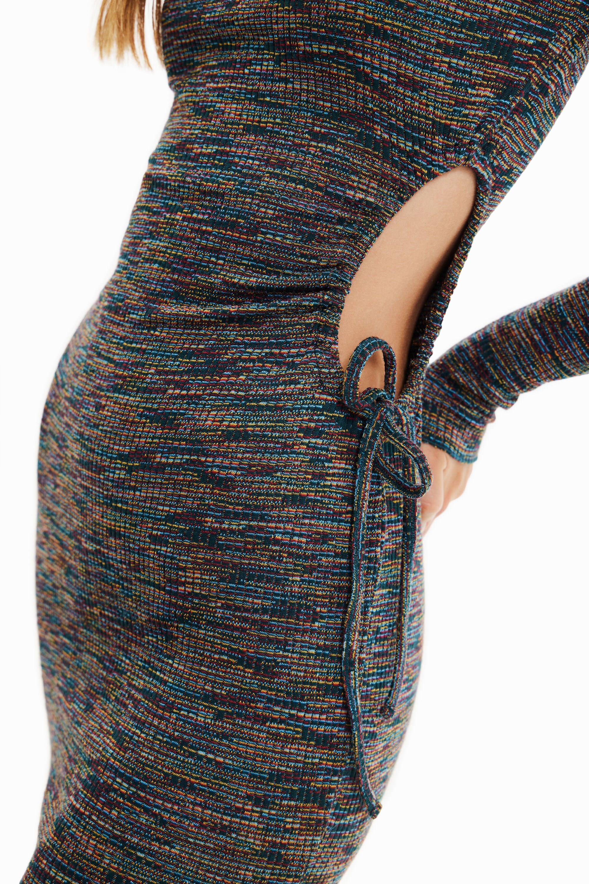 Vestido curto slim com recorte