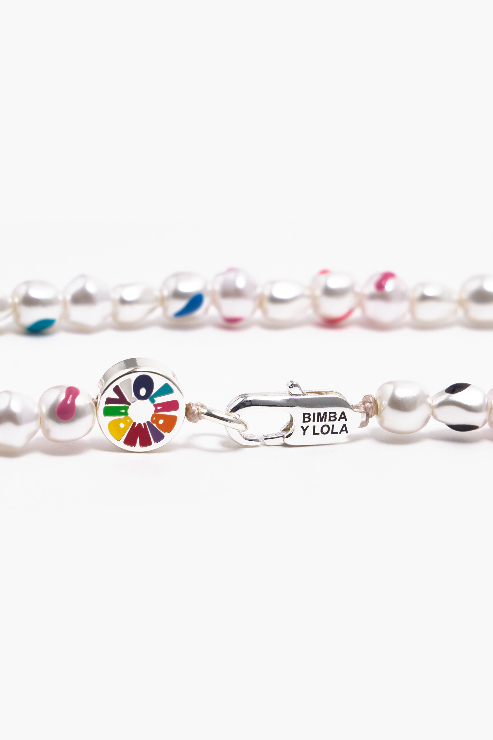 Colar curto de pérolas multicoloridas