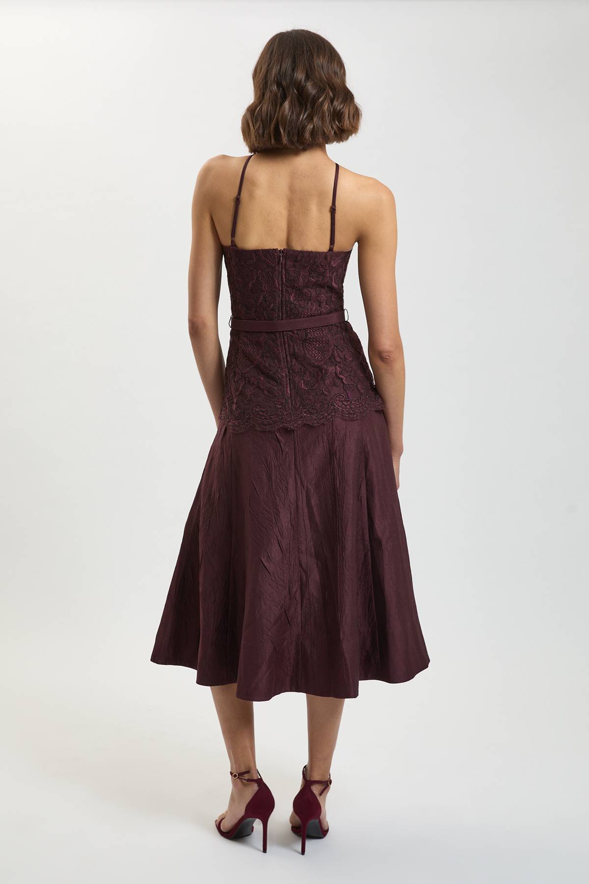KarenMillen Robe Midi Ceinturée À Col Halter En Satin Texturé Et Dentelle