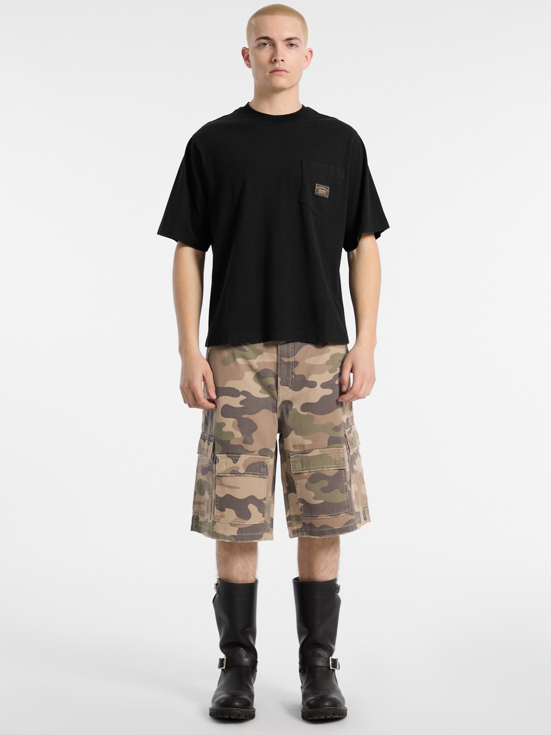Calções cargo camuflados em sarja ecológica da GUESS Originals
