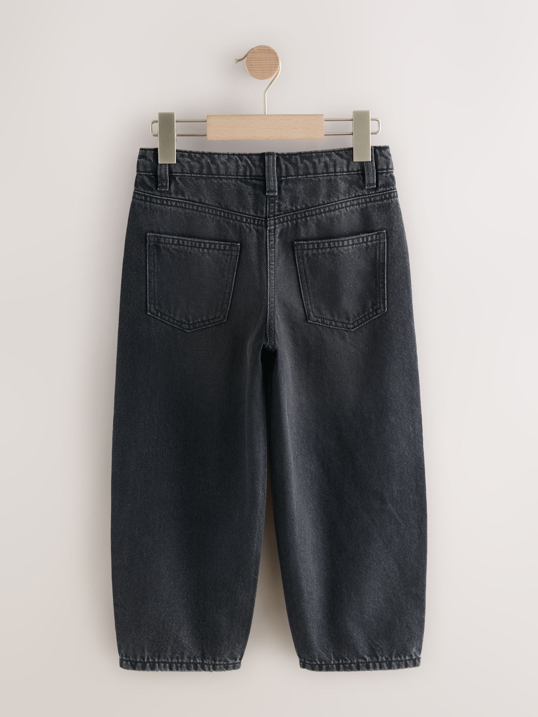 Zwarte wassing - Jeans met strikborduursel en barrelpijpen (3-16jr)