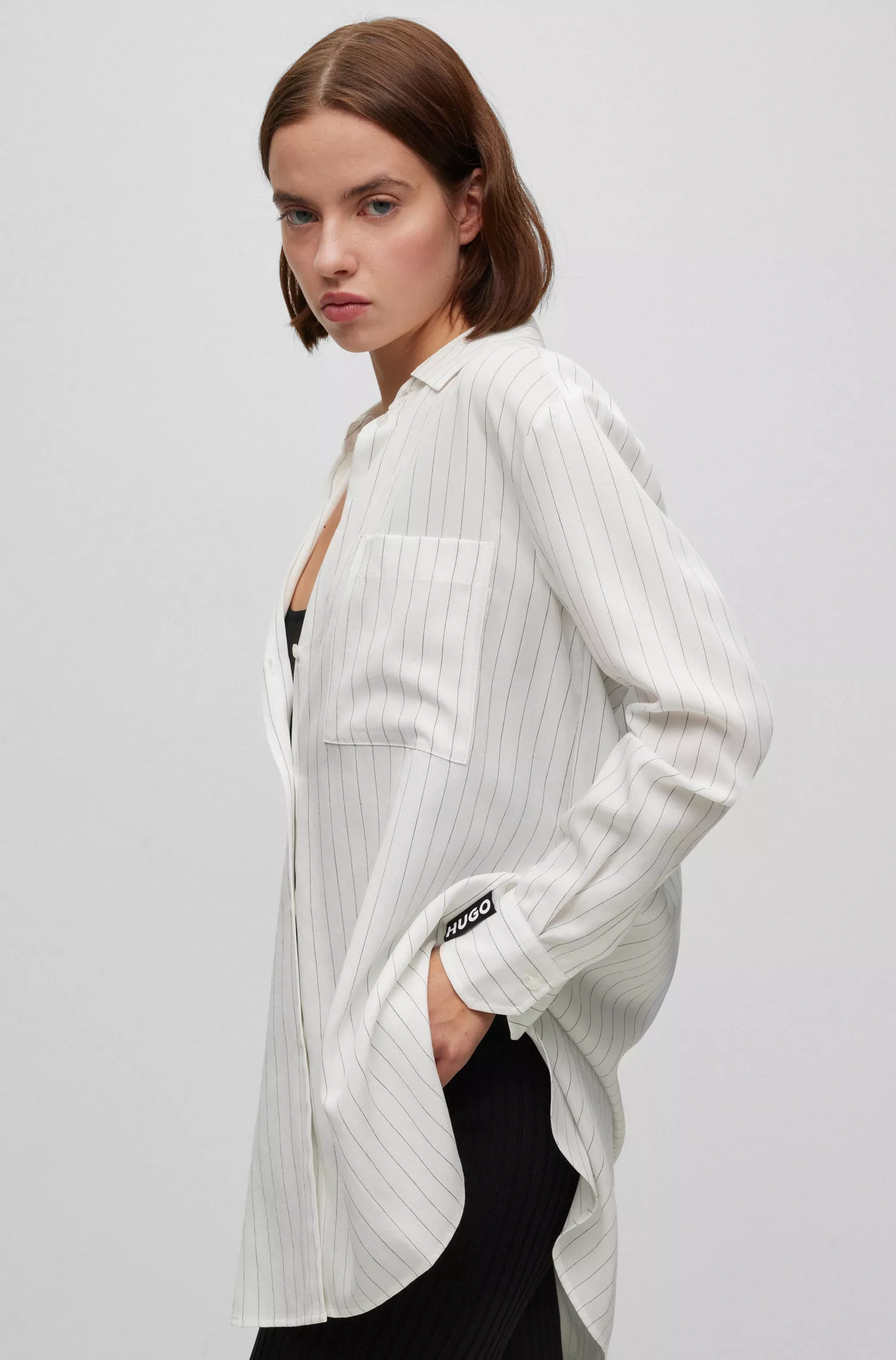 Blusa HUGO vermelha de modelagem ampla em tecido listrado com gola pontiaguda.