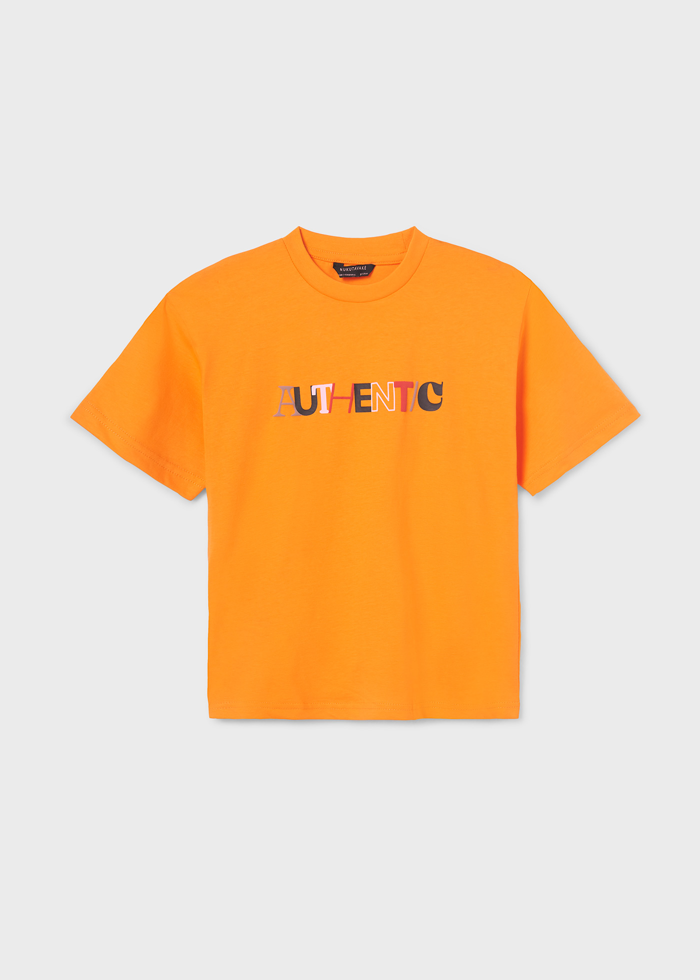 Camiseta infantil com estampa sustentável em algodão.