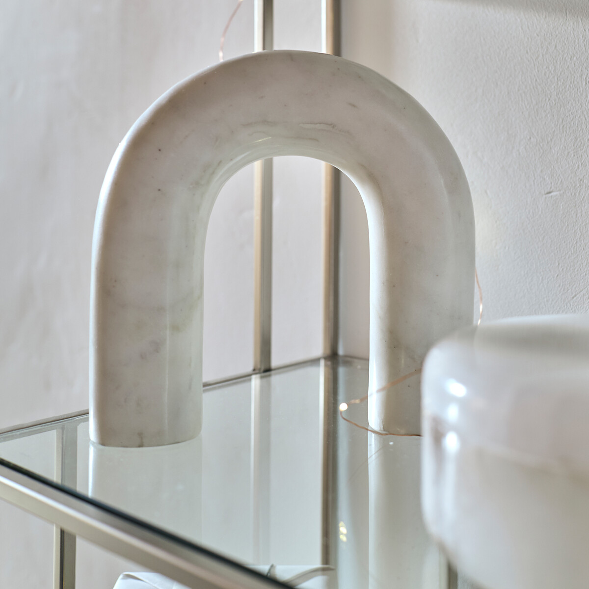 AM.PM<br>Objeto em forma de arco de mármore branco, Scafi