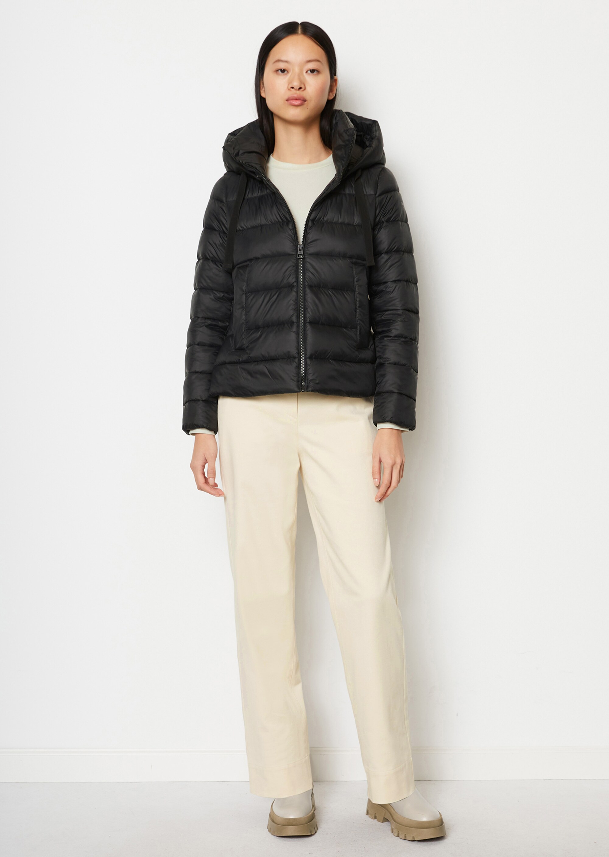 Leichte Kapuzen-Steppjacke regularaus recycelten Materialien