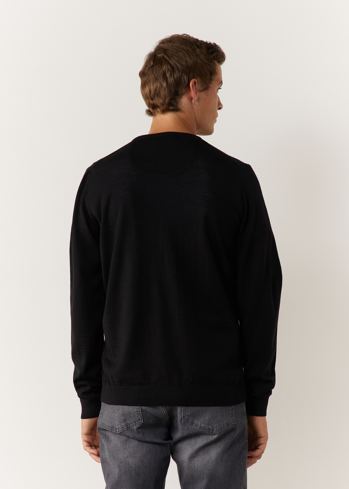 Pull col V en laine Mérinos mélangée unie noire