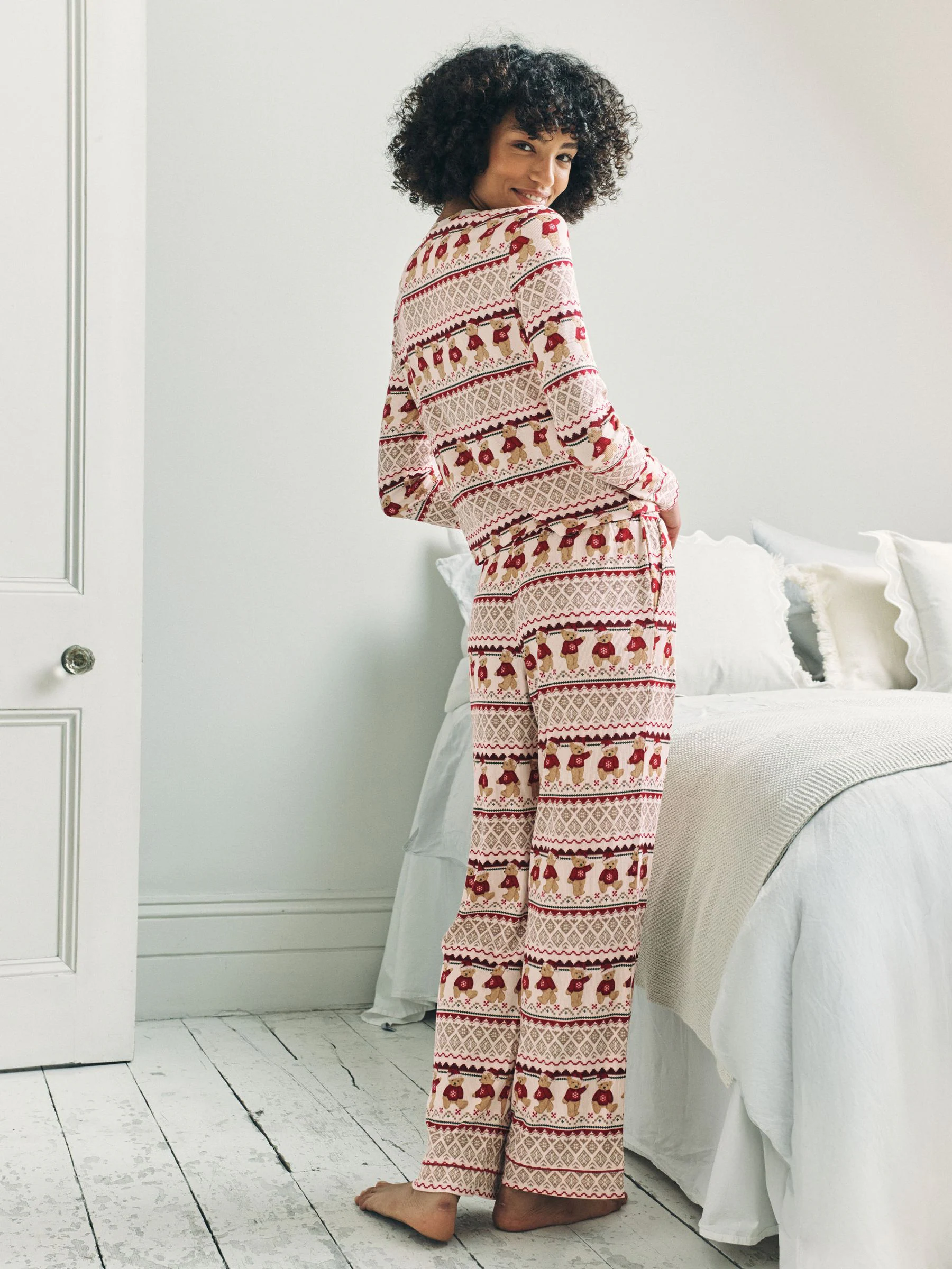 Chelsea Peers lange pyjamaset met kerstprint van The Bear en Fair Isle