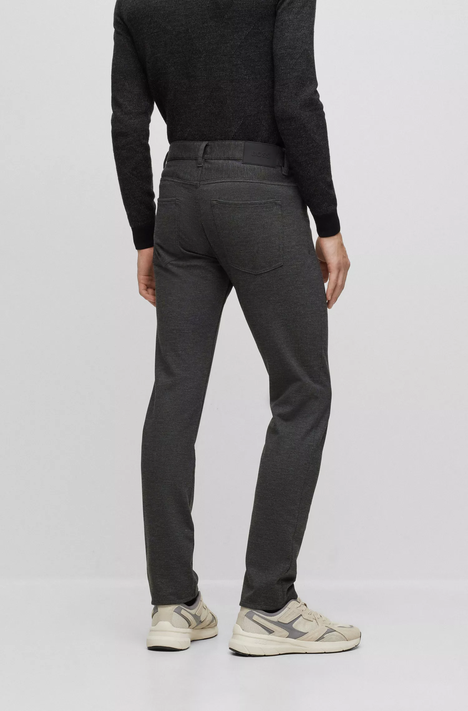 Calça jeans BOSS preta, corte slim, em malha elástica escovada com microestampa.