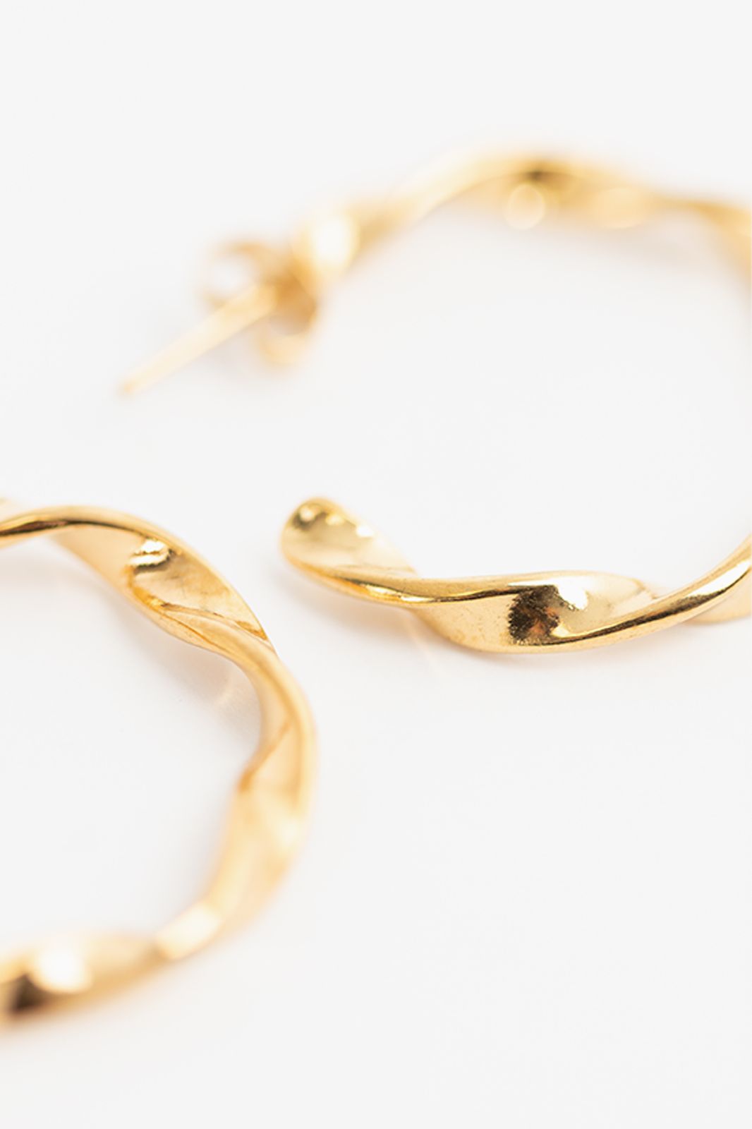 Goudkleurige hoop oorbellen met twist