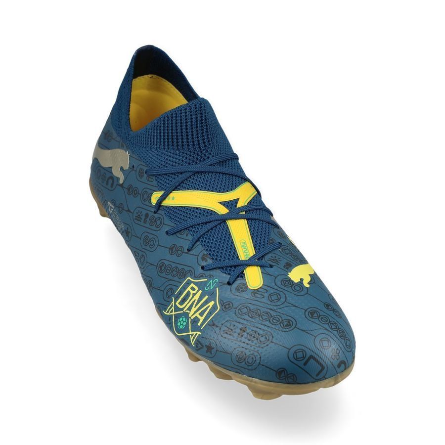 PUMA Future 7 Match FG/AG NJR BNA - Sailing Blue/Marine Blue/Jaune/Grassy Green/Doré Enfant ÉDITION LIMITÉE