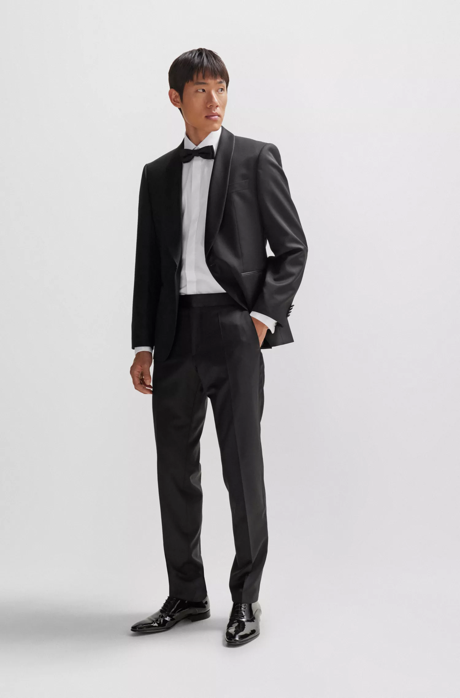 Camisa social BOSS preta, corte slim, em algodão elástico de fácil de passar.
