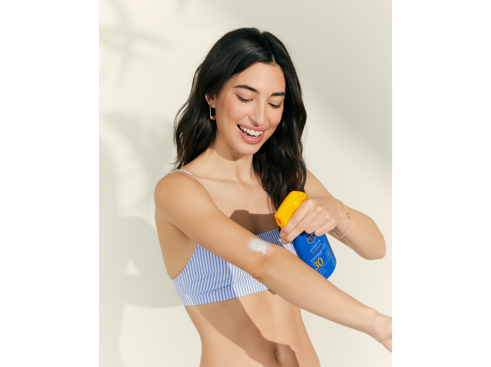PROTETOR SOLAR SPRAY FAMILIAR RESISTENTE À ÁGUA FP30 PROTECT & MOISTURE NIVEA SUN 270 ML