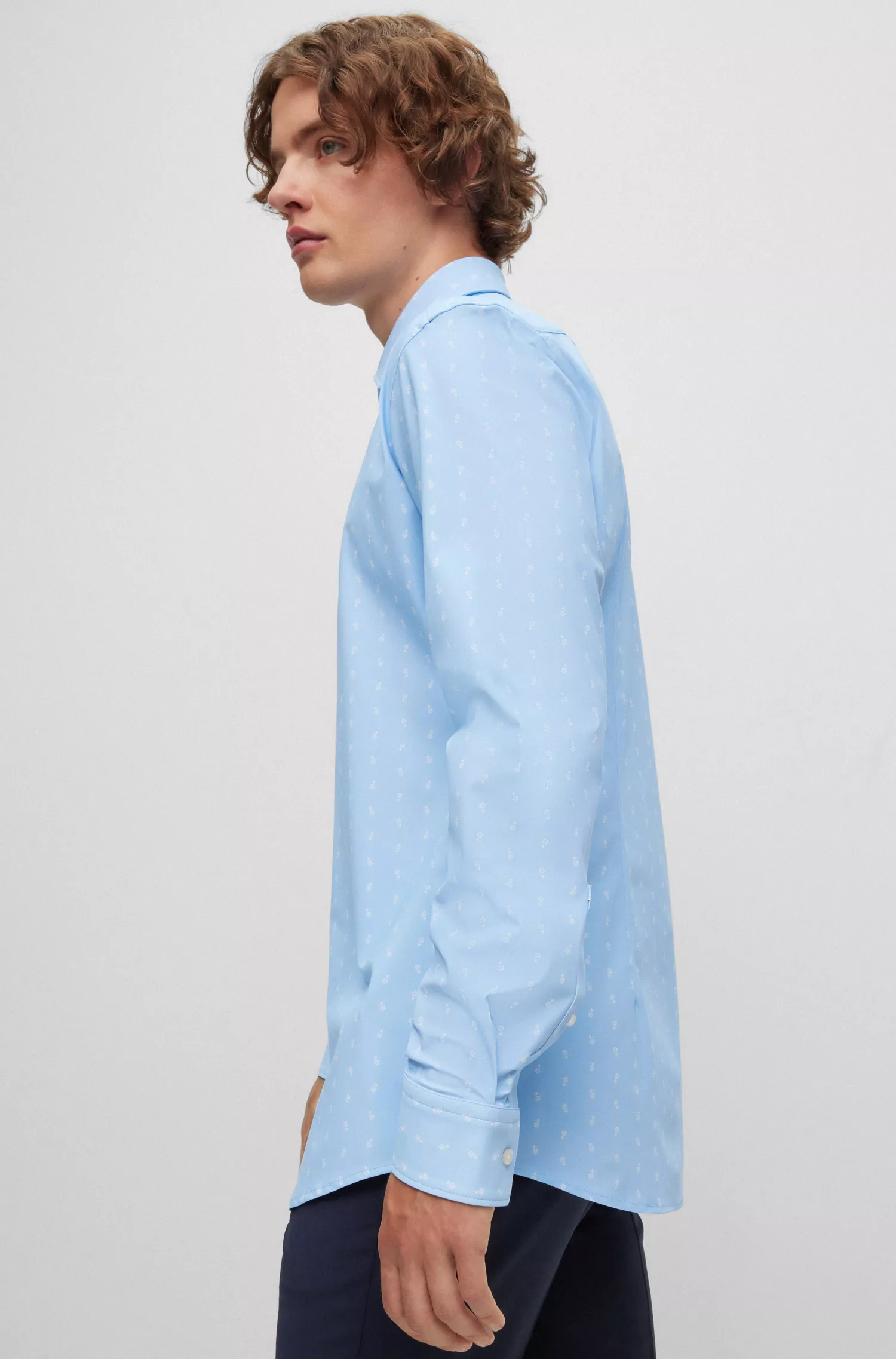 Camisa HUGO vermelha, corte slim, em malha elástica de alta performance com estampa.